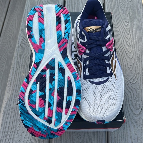 NWT Saucony Triumph 20 Women’s Sneakers!👟👟✨ - Picture 6 of 9
